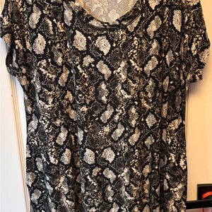 Elegant Black and Cream Snake Print Short Sleeve Top